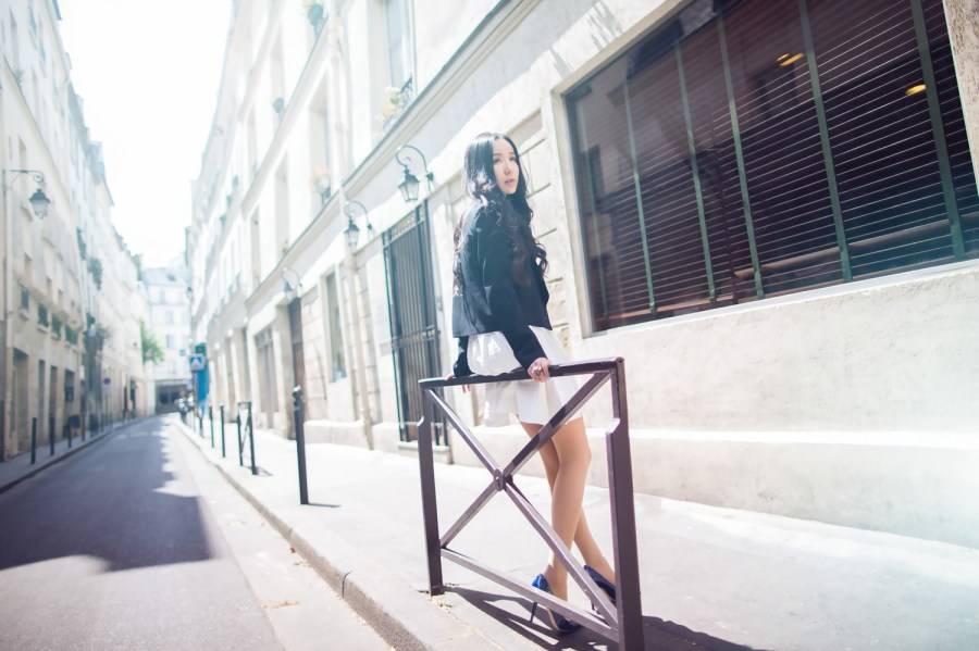 婁藝瀟街拍Look簡(jiǎn)單隨性 撩發(fā)微笑燦爛迷人