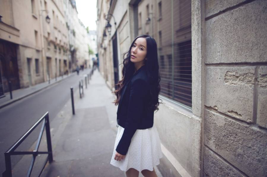 婁藝瀟街拍Look簡(jiǎn)單隨性 撩發(fā)微笑燦爛迷人