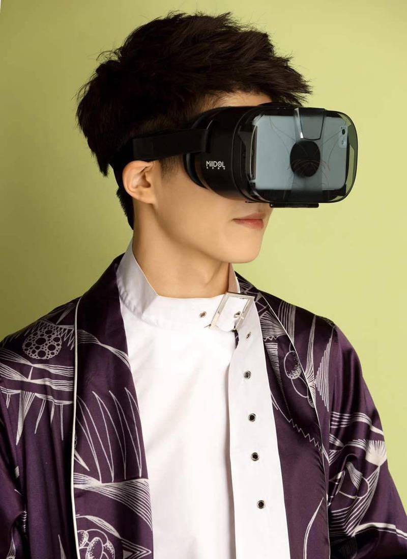 當(dāng)紅小生劉昊然時尚寫真變身扯線木偶