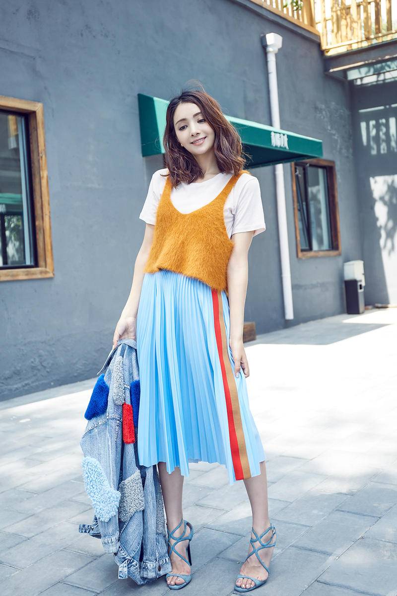 &ldquo;人魚公主&rdquo;麥迪娜時尚街拍 演繹冬日少女混搭