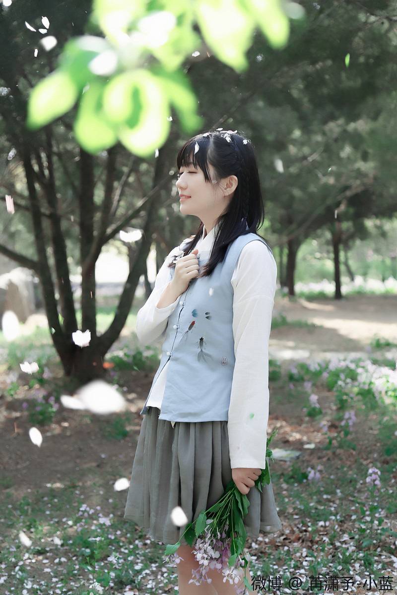 B站舞蹈系元?dú)饷郎倥{(lán) 來自二次元的治愈系少女