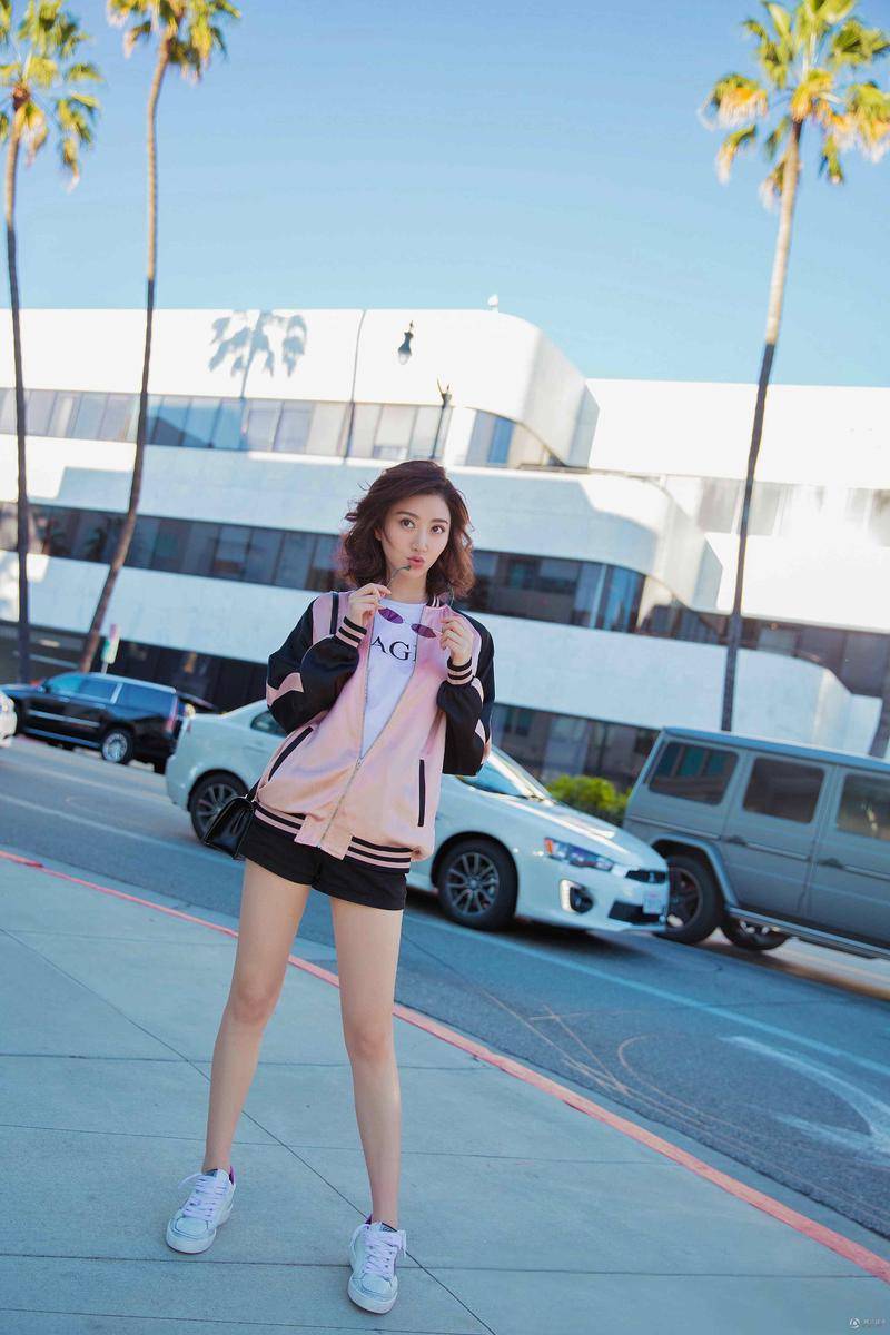 景甜時(shí)尚街拍隨心搭配 逆天大長(zhǎng)腿搶鏡