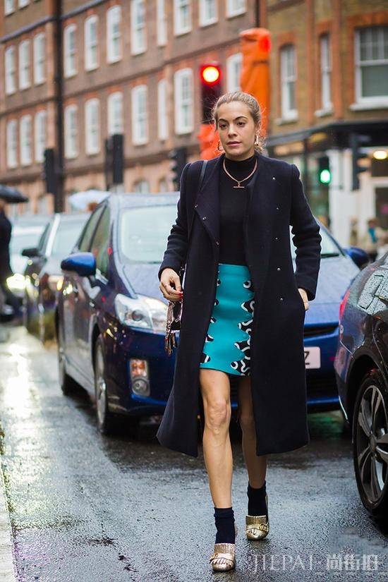 潮流街拍達(dá)人教你大衣配裙子這樣穿最時髦