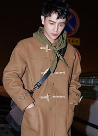 孫堅(jiān)近期街拍曝光 飛行員外套+帽衫時(shí)尚溫暖兩不誤