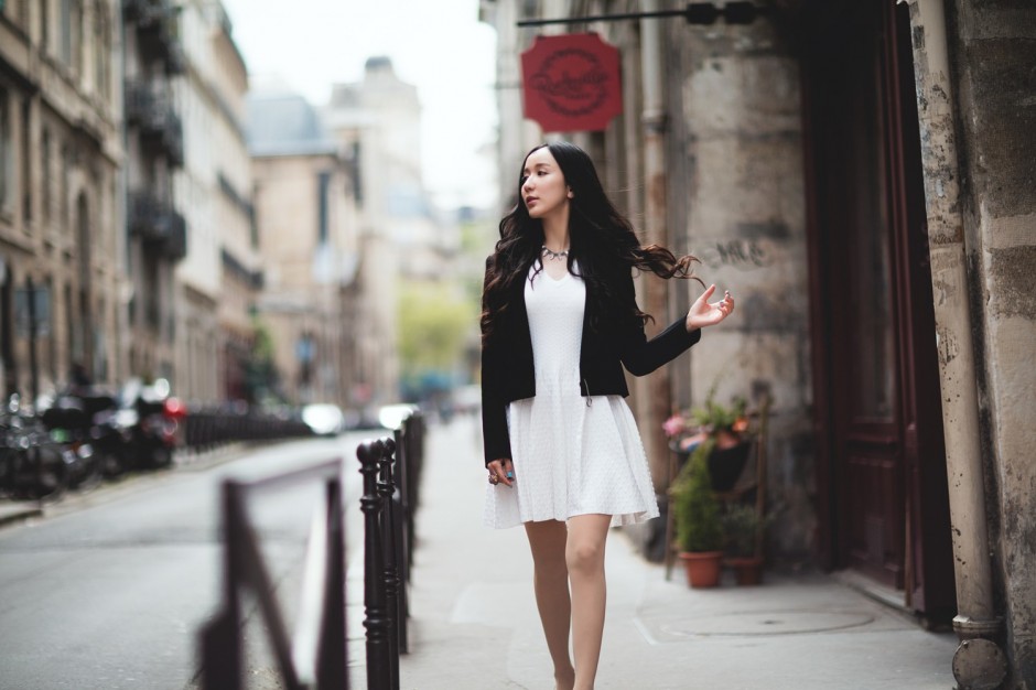 婁藝瀟街拍Look簡(jiǎn)單隨性 撩發(fā)微笑燦爛迷人