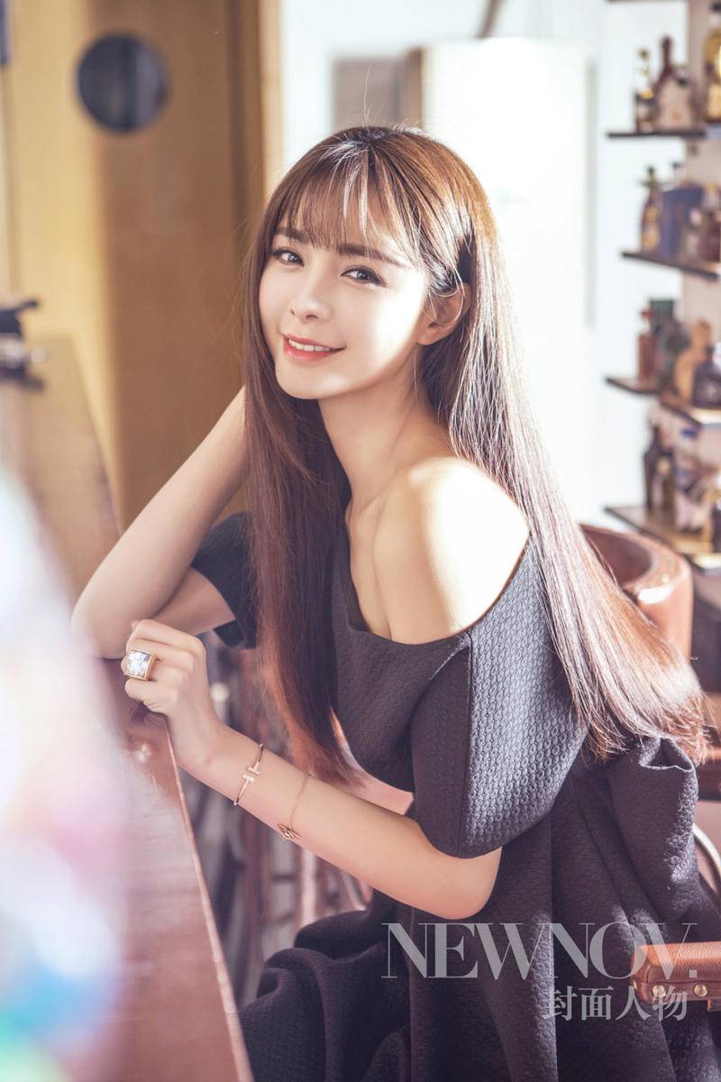 沈夢(mèng)辰夏日寫(xiě)真文藝范 小露香肩慵懶顯性感