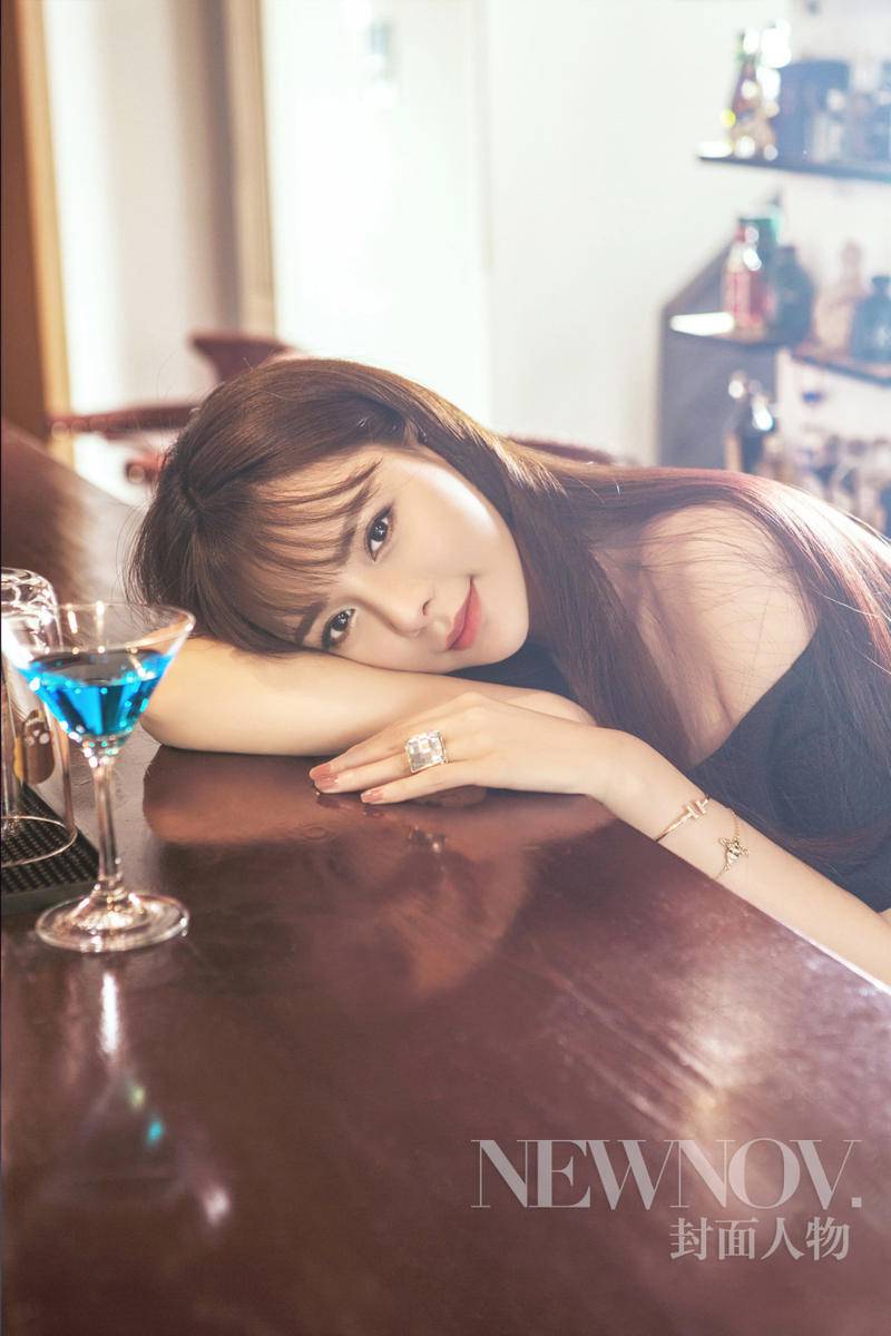 沈夢辰夏日寫真文藝范 小露香肩慵懶顯性感