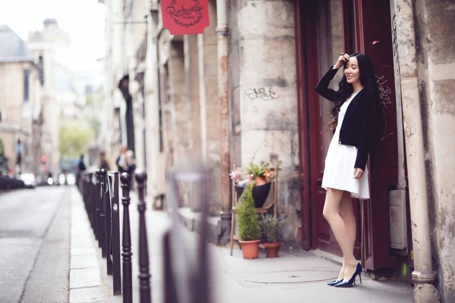 婁藝瀟街拍Look簡(jiǎn)單隨性 撩發(fā)微笑燦爛迷人