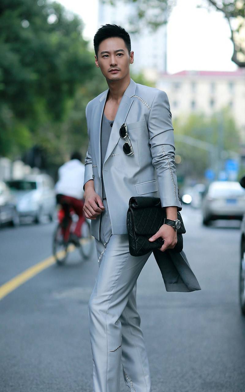 演員亓航午后家居寫真集曝光 散發(fā)鄰家氣息