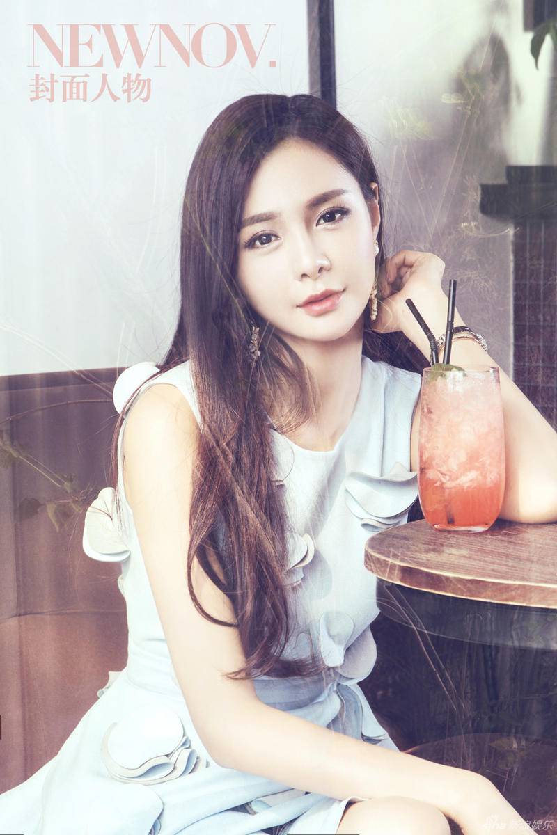 沈夢(mèng)辰夏日寫真文藝范 小露香肩慵懶顯性感