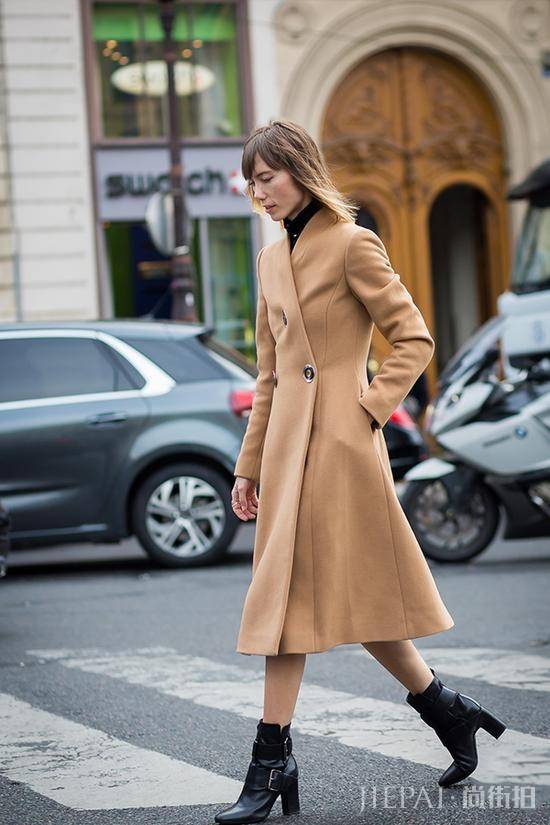 潮流街拍達(dá)人教你大衣配裙子這樣穿最時(shí)髦