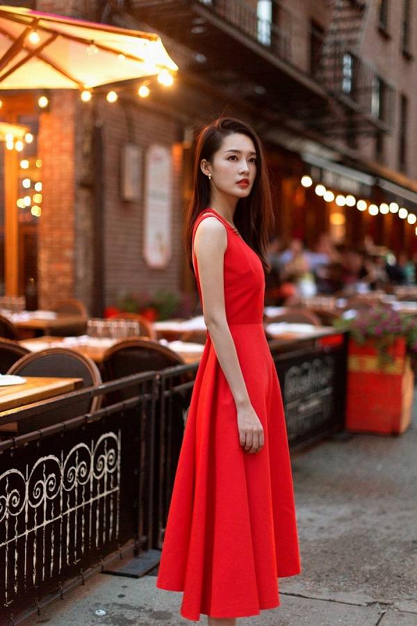 李沁街拍大片曝光 性感優(yōu)雅不失活潑清麗