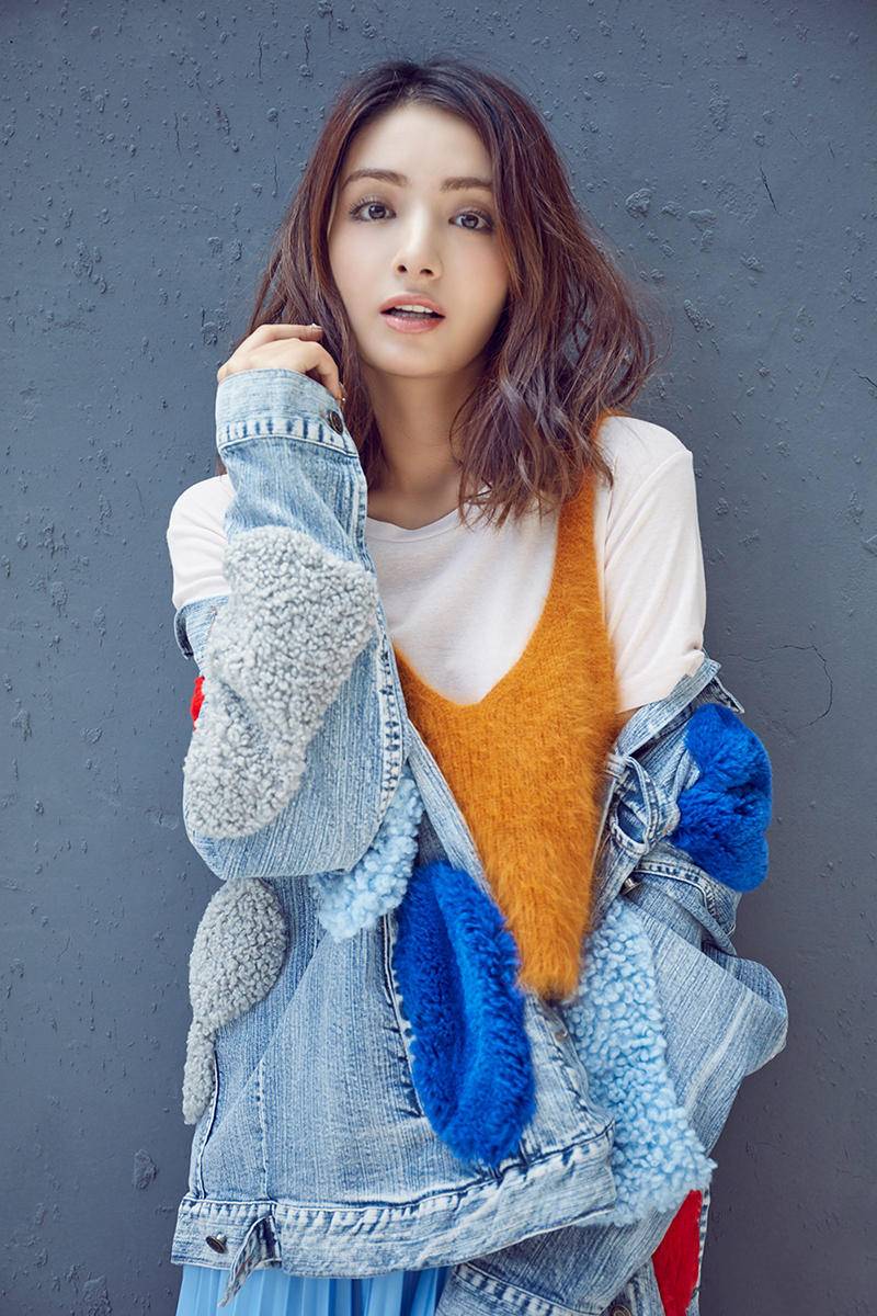 &ldquo;人魚公主&rdquo;麥迪娜時(shí)尚街拍 演繹冬日少女混搭