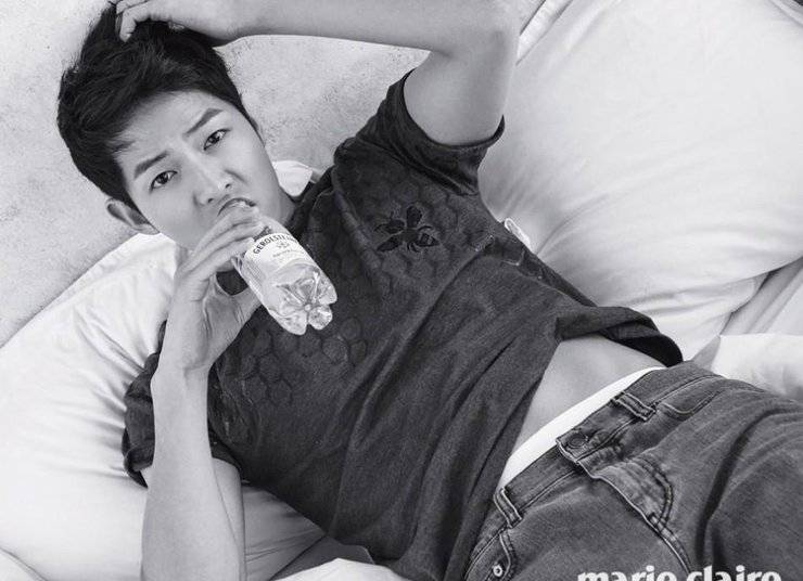 宋仲基最新寫真照曝光 化身愛狗帥氣宅男