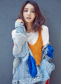 “人魚公主”麥迪娜時(shí)尚街拍 演繹冬日少女混搭