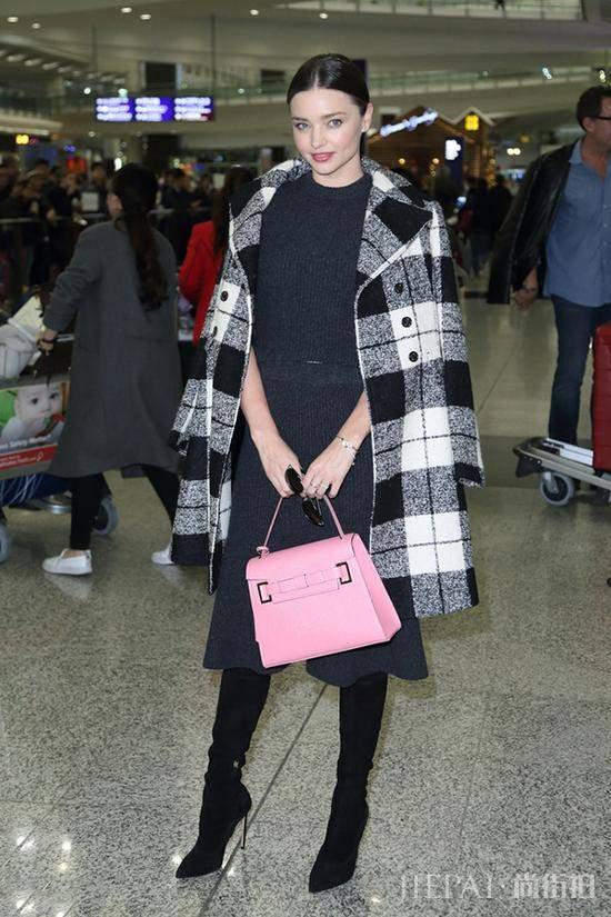 潮流街拍達(dá)人教你大衣配裙子這樣穿最時髦