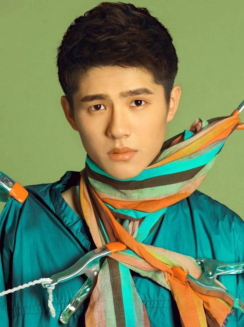 當紅小生劉昊然時尚寫真變身扯線木偶