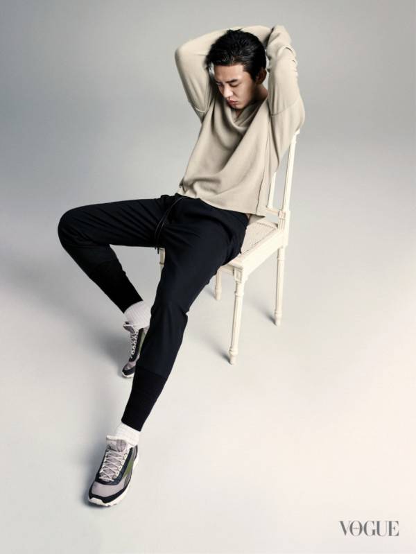 影帝劉亞仁痞氣笑容寫真 目光深邃展型男魅力