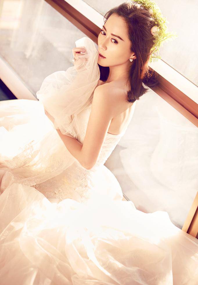 俞飛鴻穿婚紗寫真曝光 笑顏迷人容光煥發(fā)