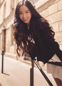 婁藝瀟街拍Look簡單隨性 撩發(fā)微笑燦爛迷人