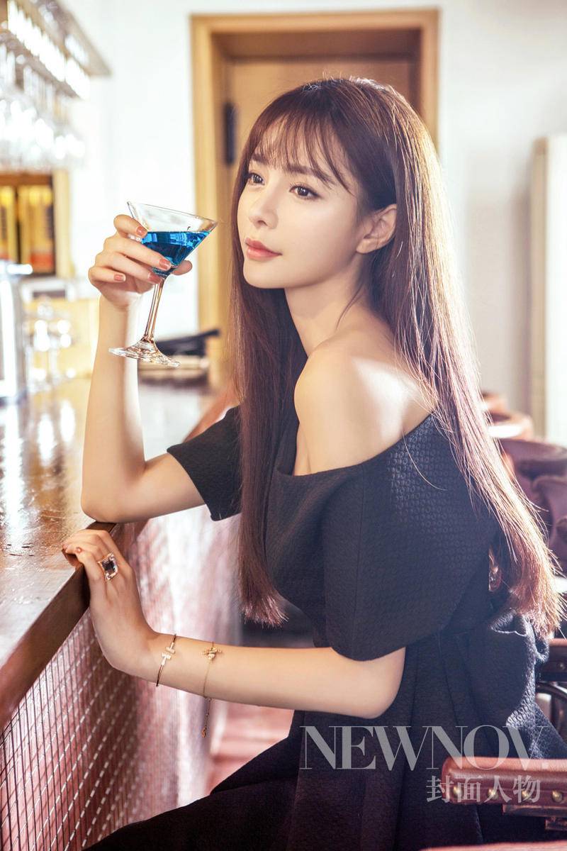 沈夢(mèng)辰夏日寫真文藝范 小露香肩慵懶顯性感