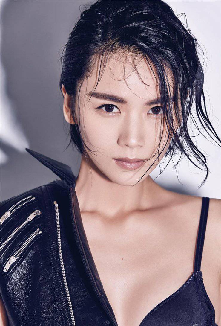 曹曦文黑西裝魅力寫真 真空出鏡性感十足