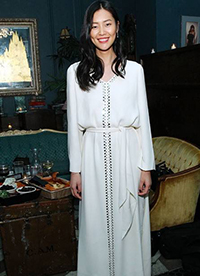 劉雯街拍實(shí)用搭配 教你夏季即防曬又美麗的制勝法寶！