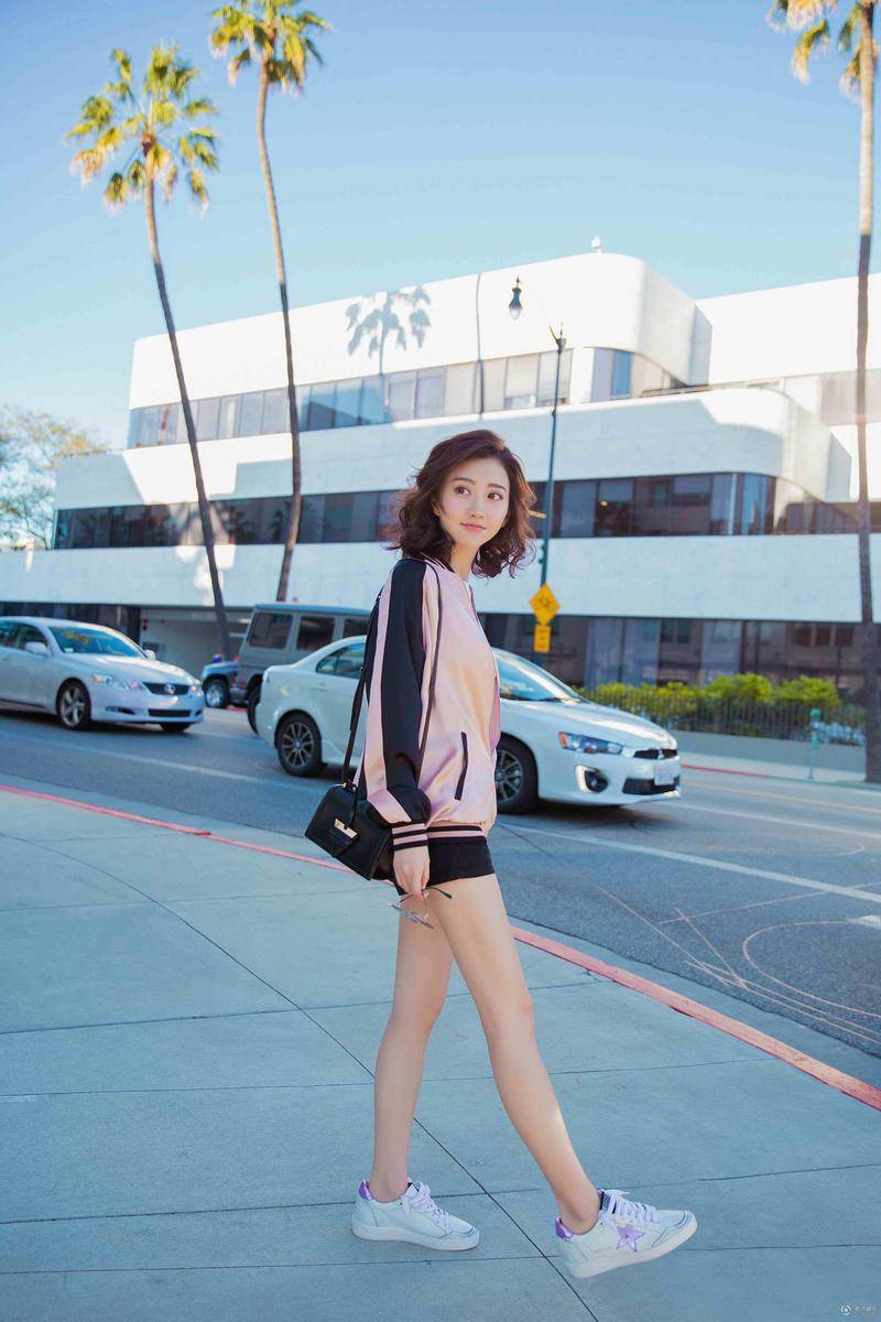 景甜時尚街拍隨心搭配 逆天大長腿搶鏡