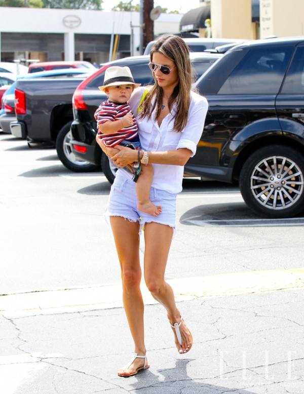 白襯衫配牛仔 叫醒初夏的清爽搭配！