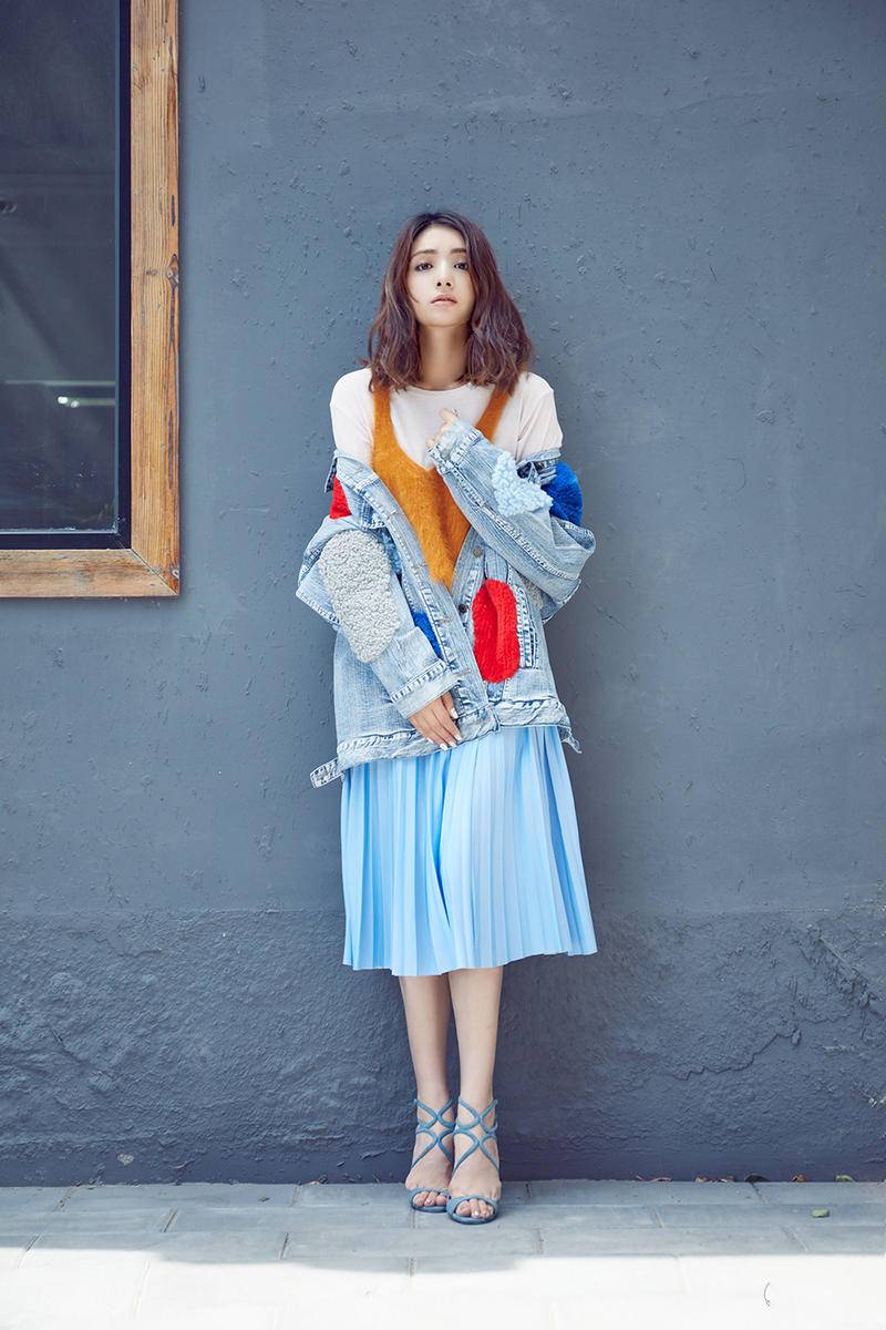 &ldquo;人魚(yú)公主&rdquo;麥迪娜時(shí)尚街拍 演繹冬日少女混搭