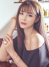 沈夢辰夏日寫真文藝范 小露香肩慵懶顯性感