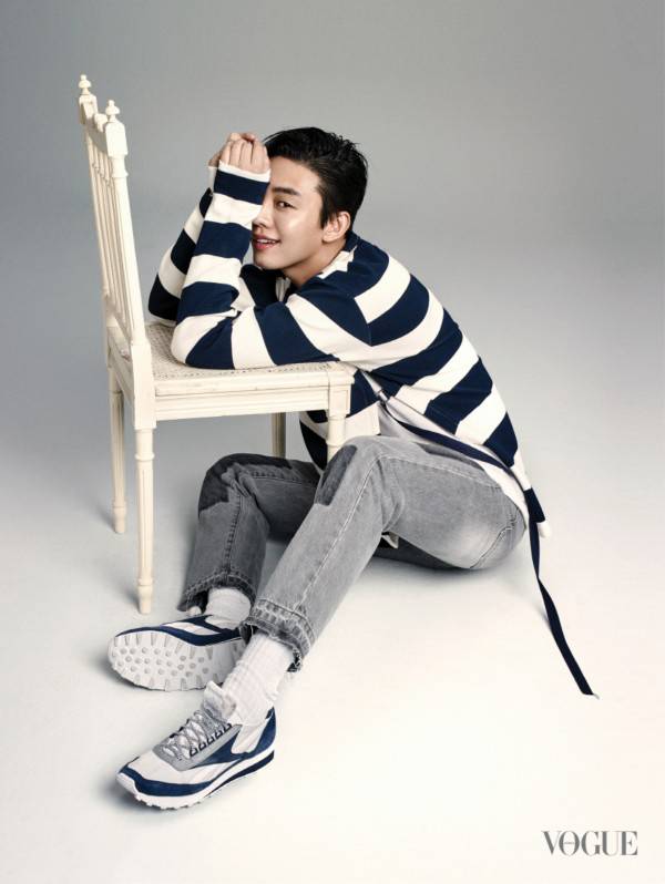 影帝劉亞仁痞氣笑容寫真 目光深邃展型男魅力