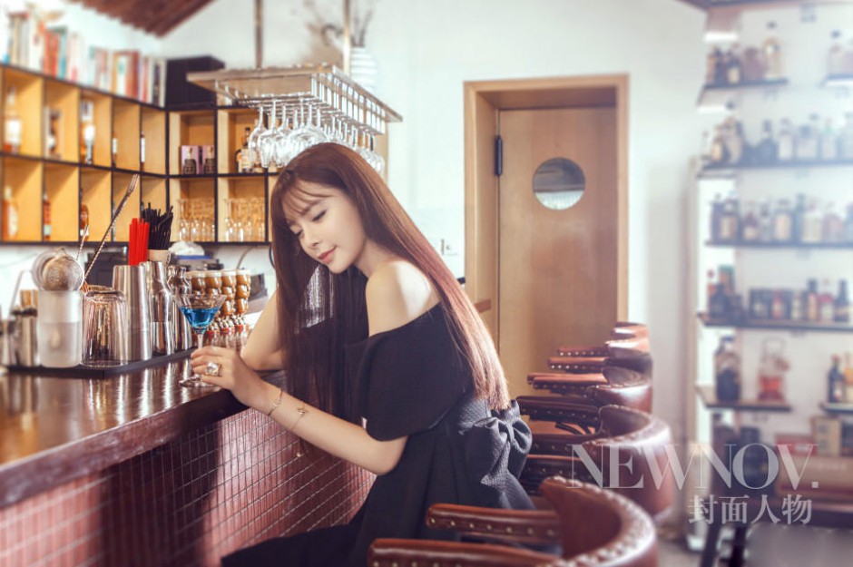 沈夢(mèng)辰夏日寫真文藝范 小露香肩慵懶顯性感