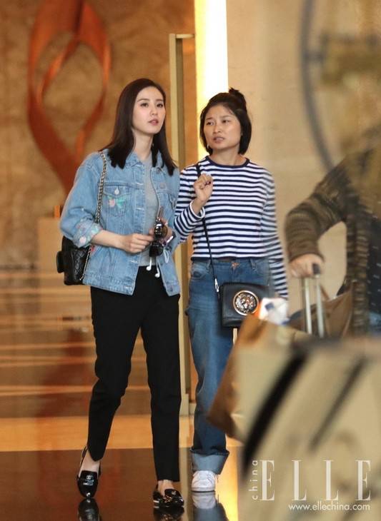 劉詩(shī)詩(shī)街拍生活照大曝光 私下搭配衣品超贊