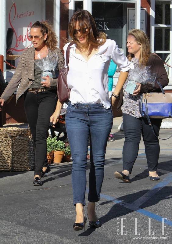 白襯衫配牛仔 叫醒初夏的清爽搭配！