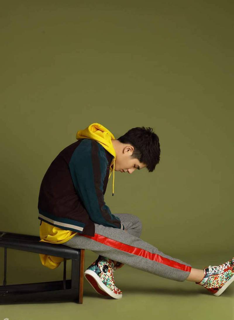 當(dāng)紅小生劉昊然時(shí)尚寫(xiě)真變身扯線(xiàn)木偶