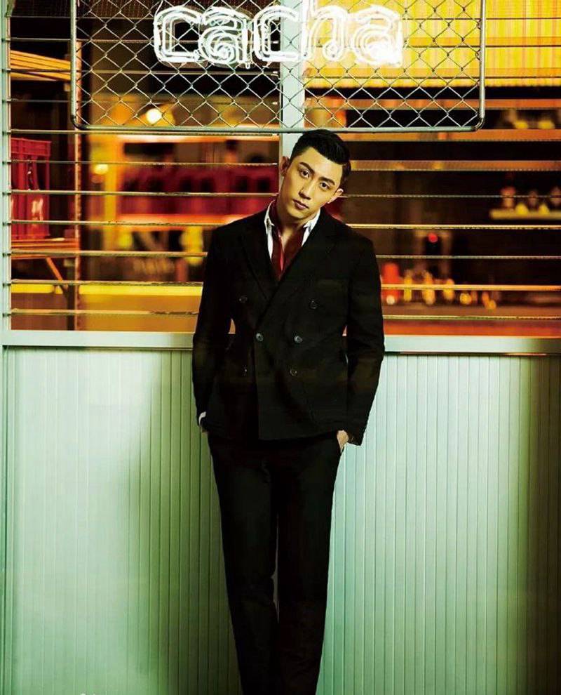 小鮮肉黃景瑜肌肉性感寫(xiě)真帥出新高度