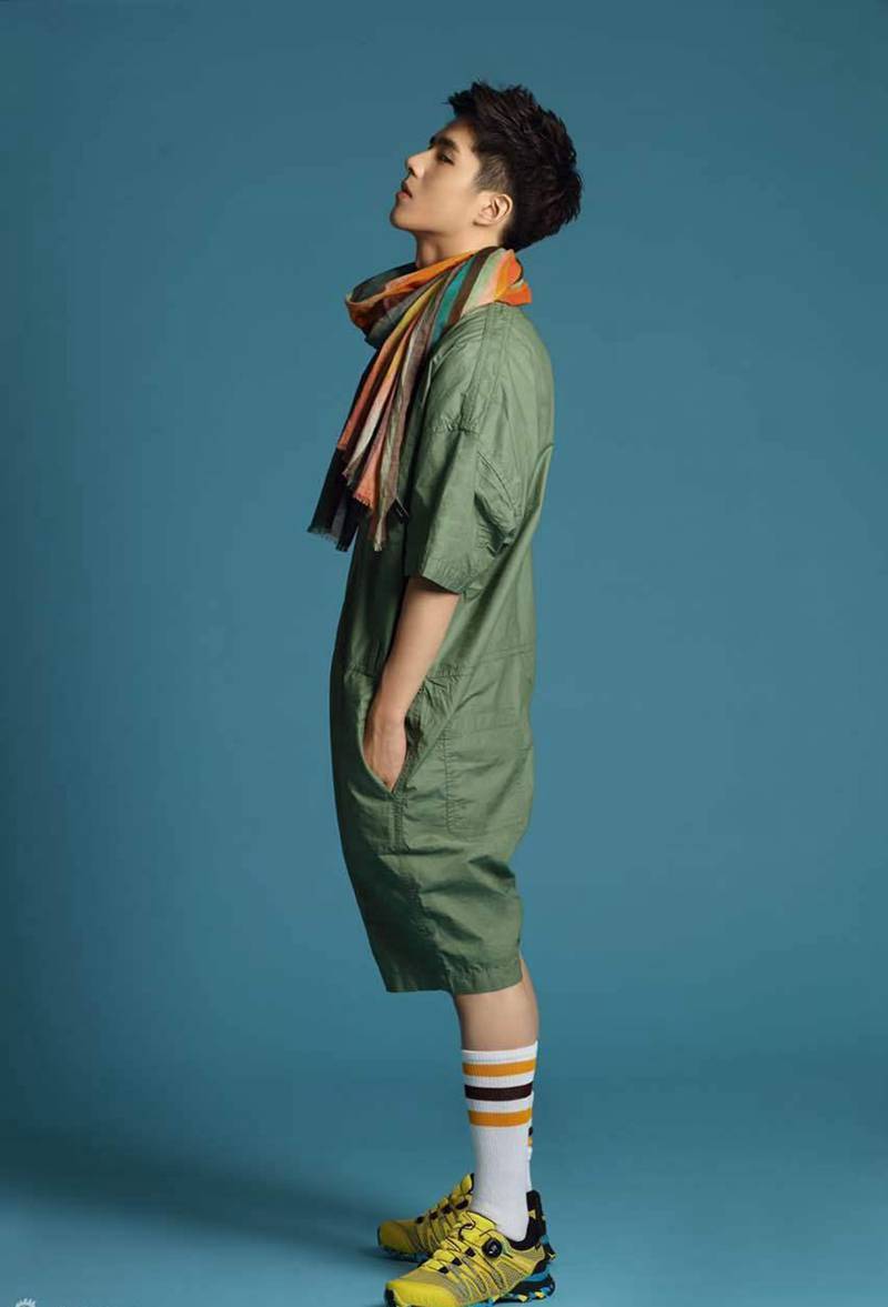 當(dāng)紅小生劉昊然時(shí)尚寫真變身扯線木偶