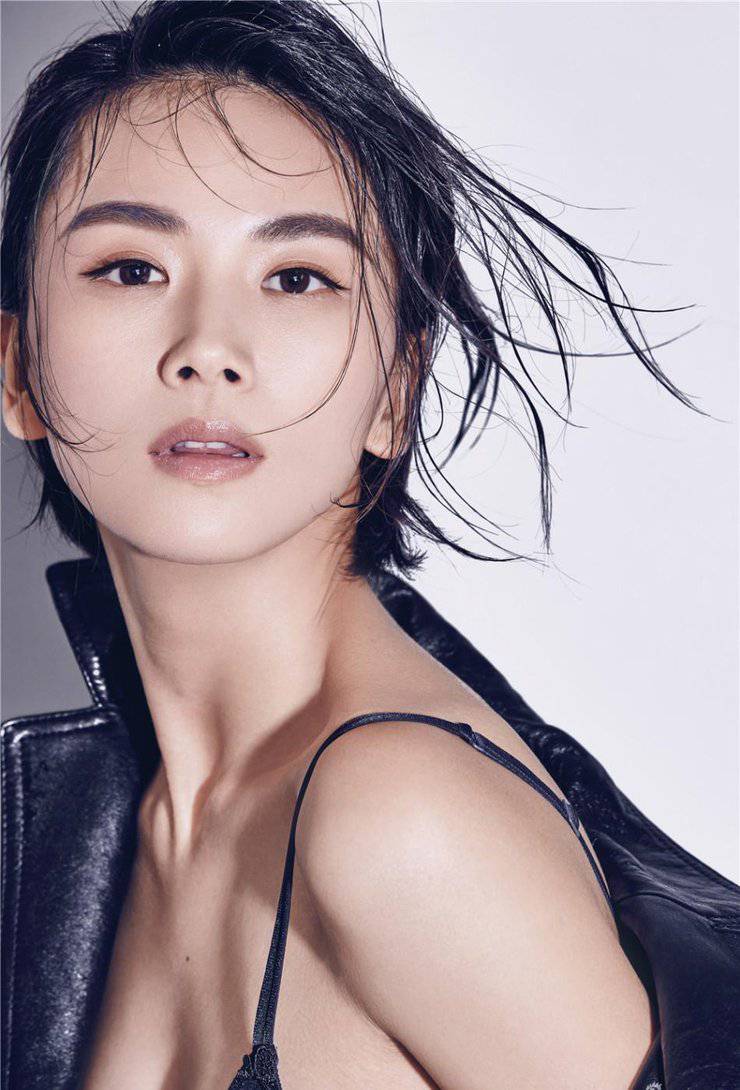 曹曦文黑西裝魅力寫真 真空出鏡性感十足