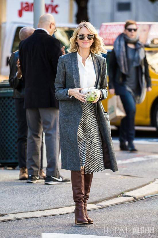 潮流街拍達人教你大衣配裙子這樣穿最時髦