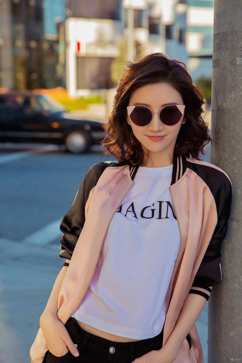 景甜時尚街拍隨心搭配 逆天大長腿搶鏡