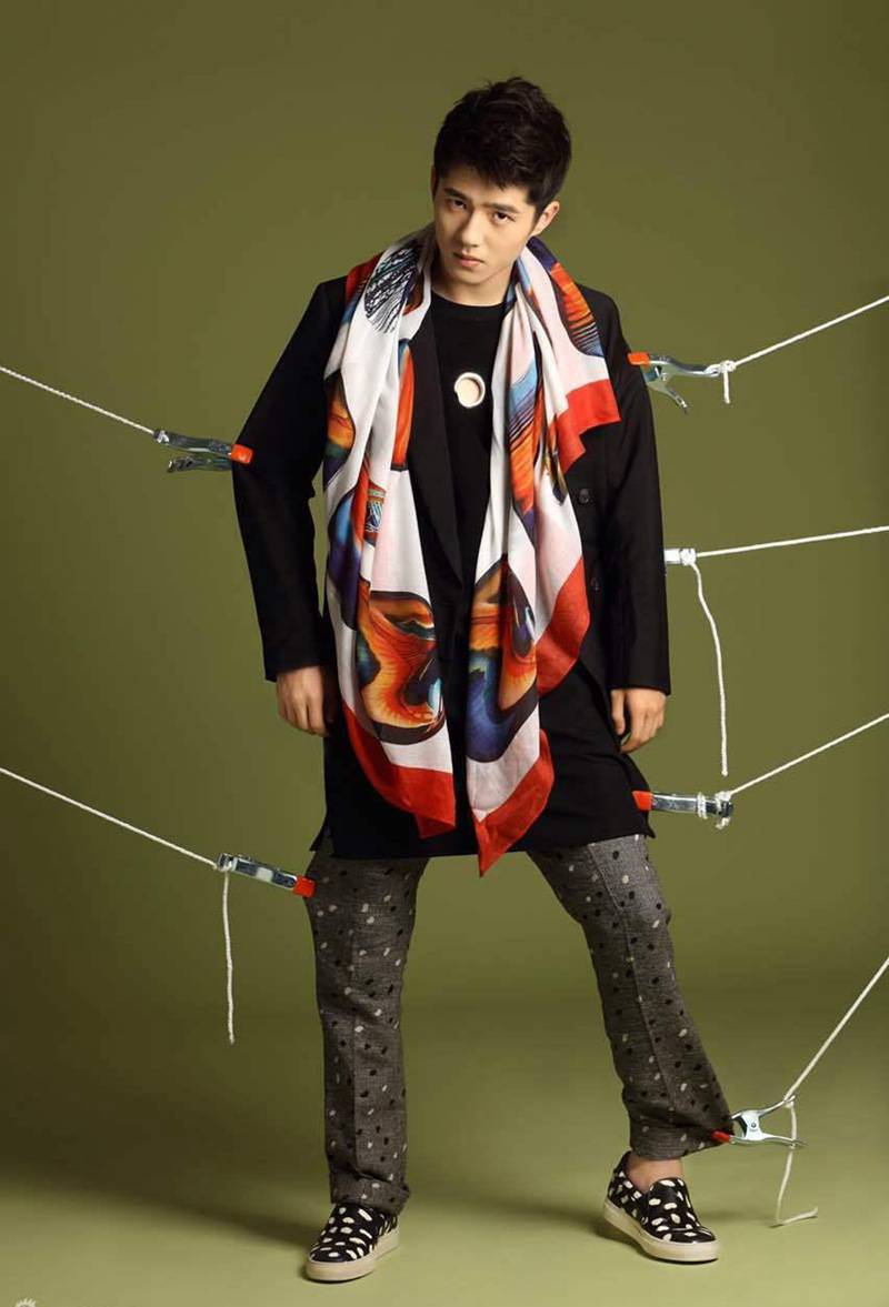 當紅小生劉昊然時尚寫真變身扯線木偶