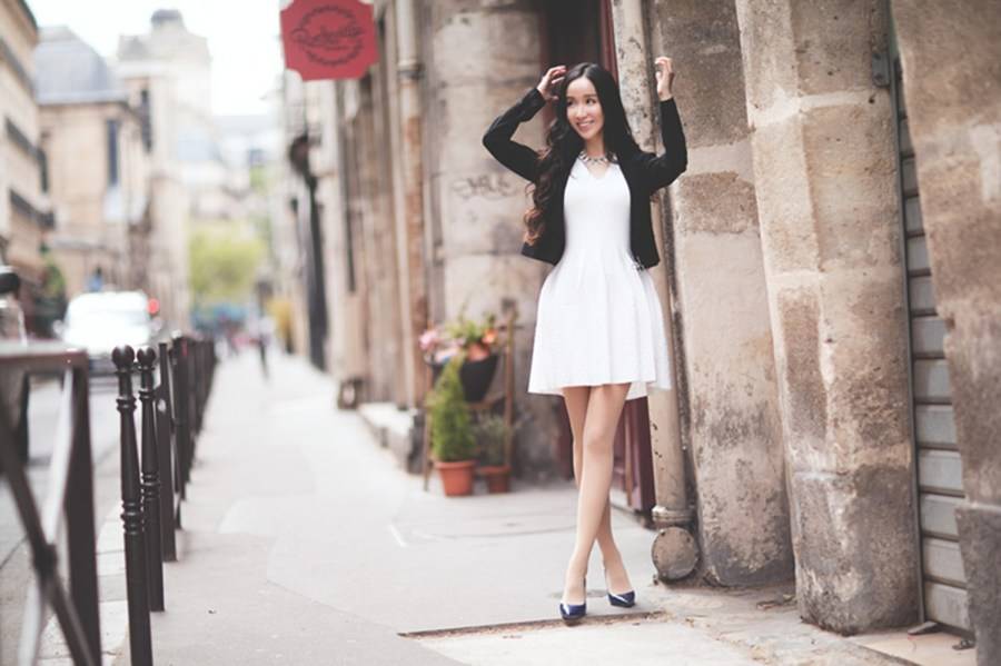 婁藝瀟街拍Look簡單隨性 撩發(fā)微笑燦爛迷人