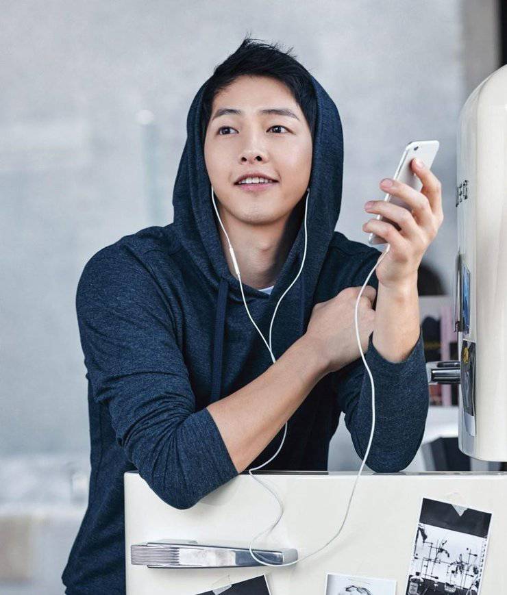 宋仲基最新寫真照曝光 化身愛狗帥氣宅男