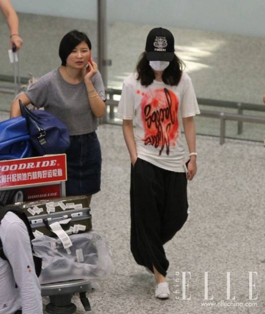 劉詩(shī)詩(shī)街拍生活照大曝光 私下搭配衣品超贊