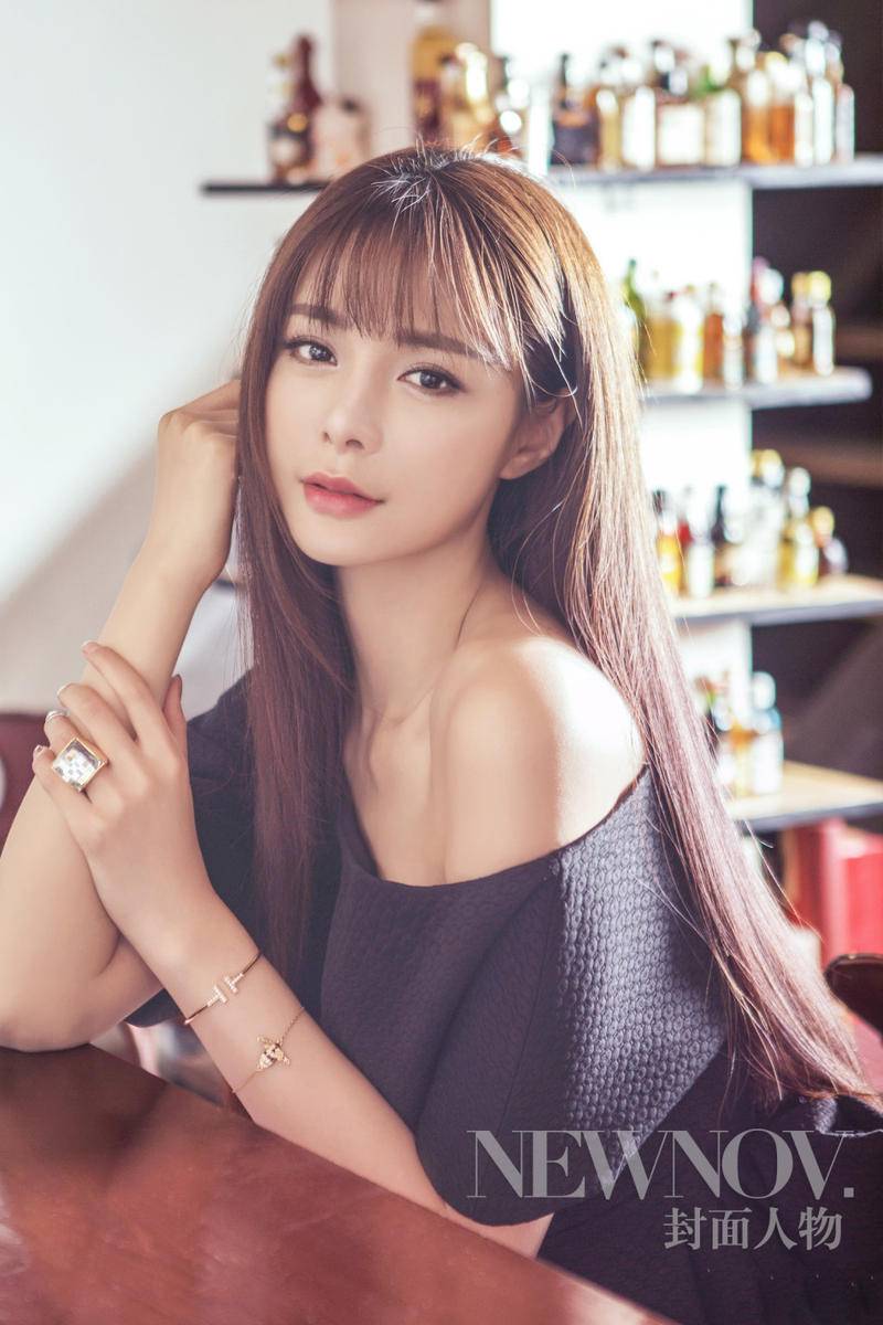 沈夢(mèng)辰夏日寫真文藝范 小露香肩慵懶顯性感