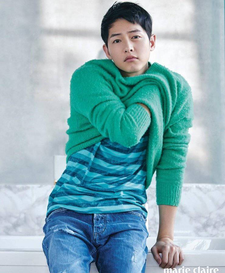 宋仲基最新寫(xiě)真照曝光 化身愛(ài)狗帥氣宅男