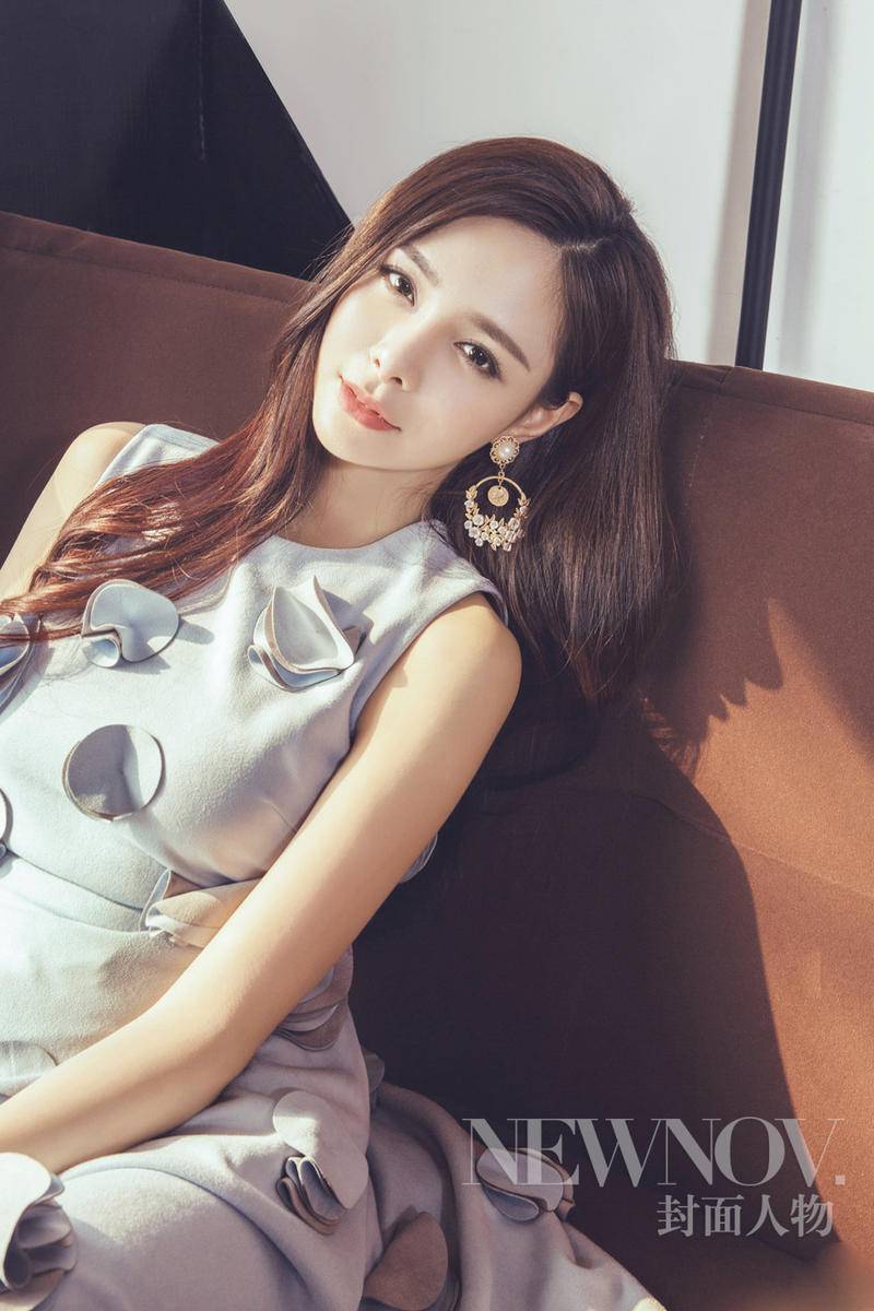 沈夢辰夏日寫真文藝范 小露香肩慵懶顯性感