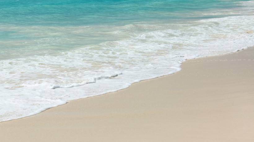 沙灘海浪藍(lán)天高清唯美圖片