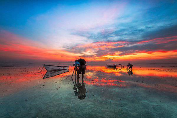 夕陽下海灘小船唯美風景圖片